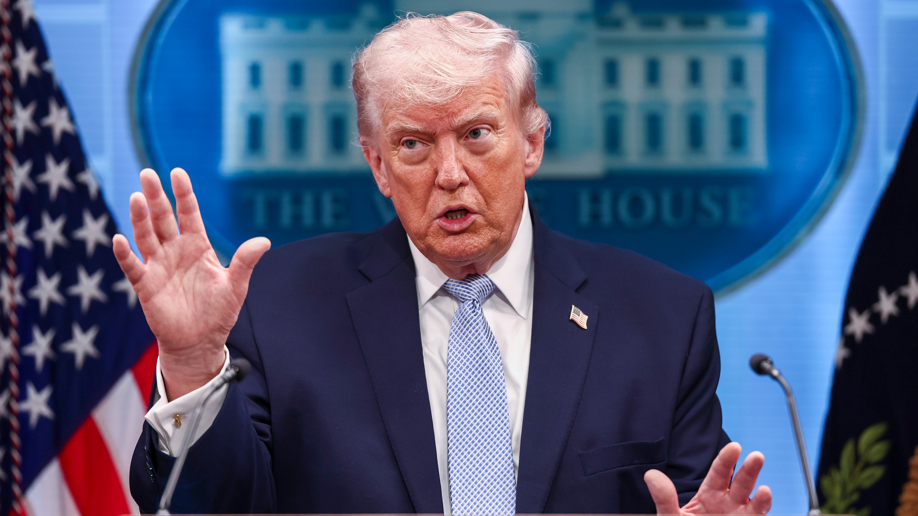 Trump’tan İran’a gözdağı: “Ne yapacağımızı görene kadar bekleyin, onlara ağır bir darbe indireceğiz”