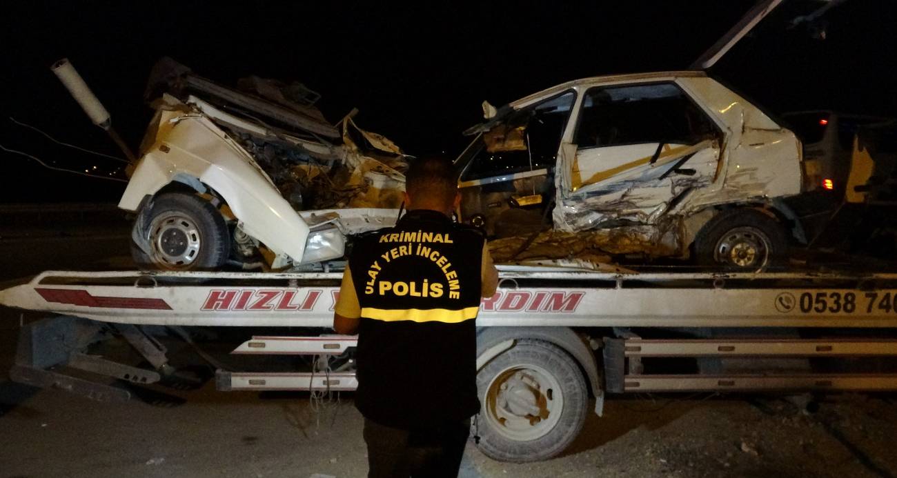 Üç aracın karıştığı kazada ikiye bölünen otomobilin sürücüsü hayatını kaybetti