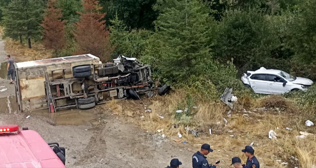 Uşak’ta kamyonet yol kenarından duran otomobile ve dışındaki abi kardeşe çarptı: 3 ağır yaralı