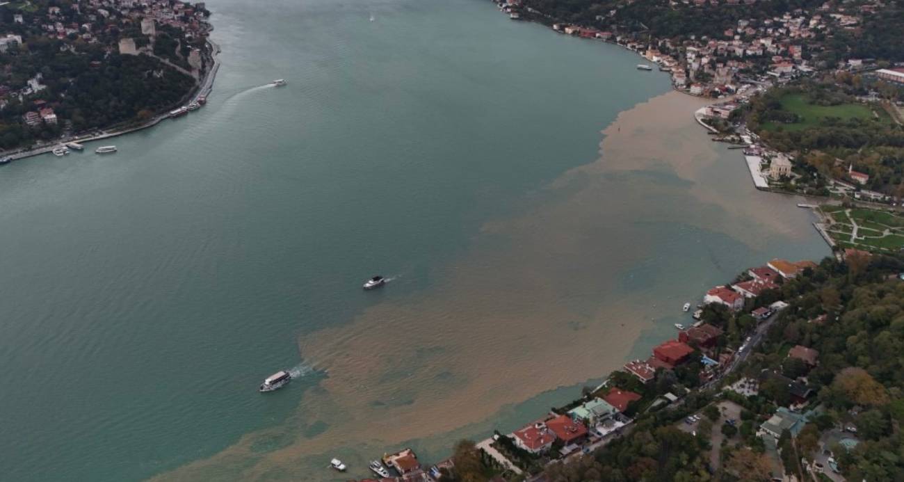 Yağmur sonrası İstanbul Boğazı çamura bulandı