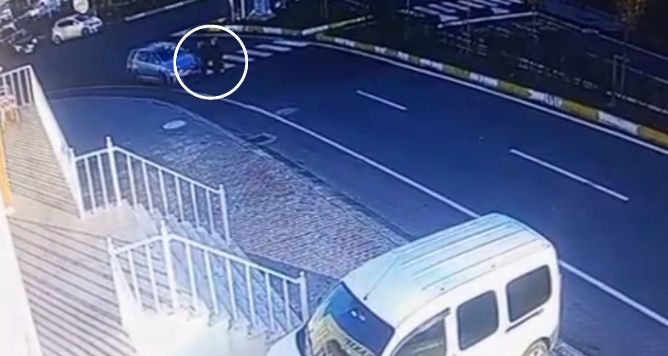 Yaya geçidinde iki öğretmene çarpan otomobilin dehşet anları kamerada