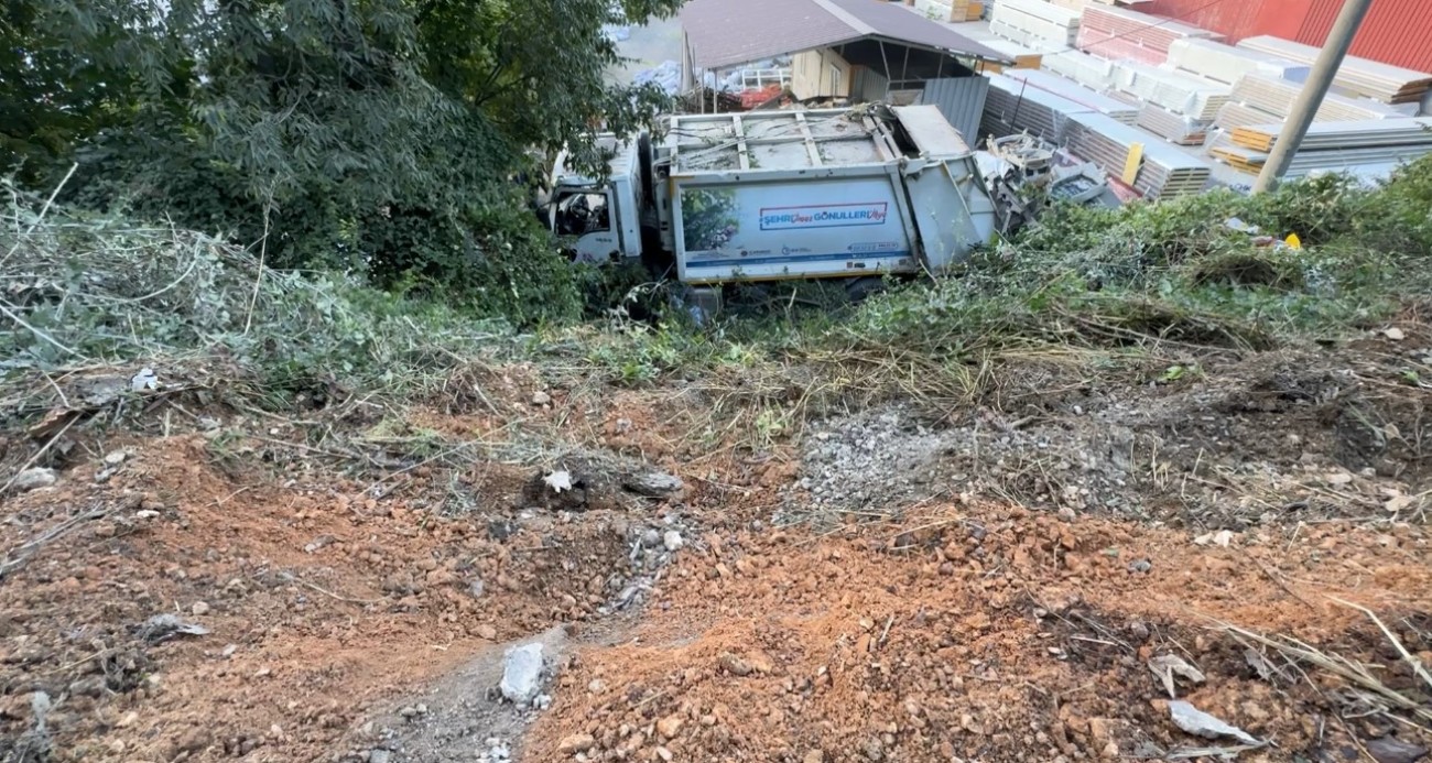Yol vermek isterken çöp kamyonuyla 10 metrelik şarampole devrildiler: 3 yaralı