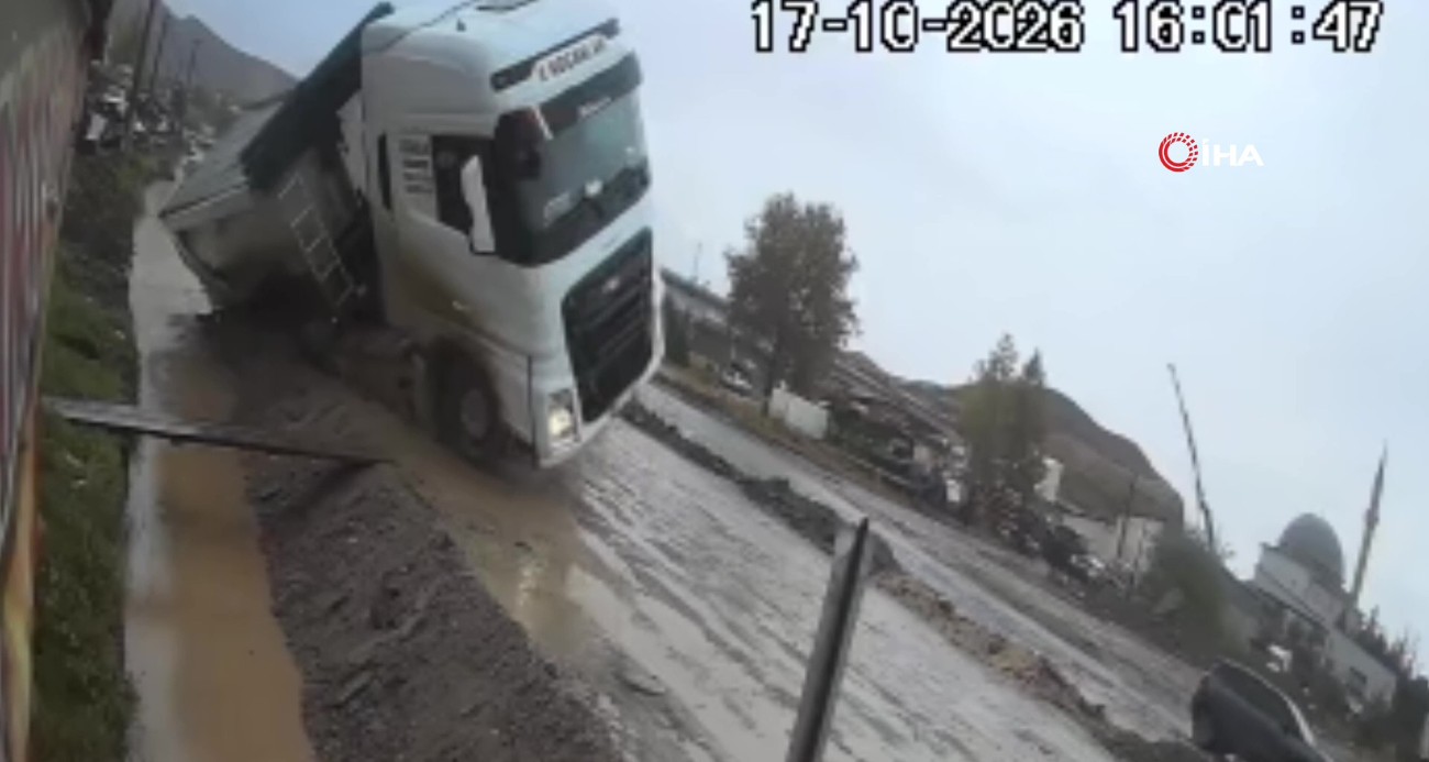 Yol vermek isterken kanala devrildi: Taş yüklü tırın kazası kamerada