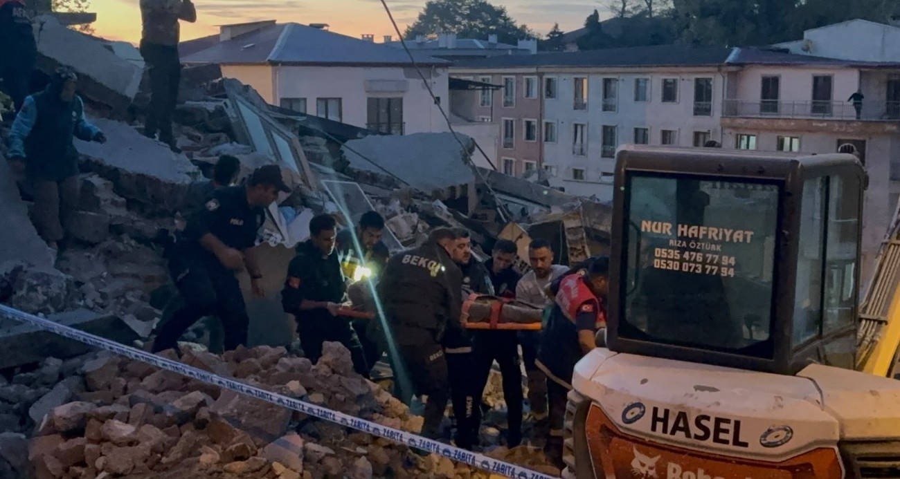Zonguldak’ta 3 katlı bina çöktü: 1 kişi kurtarıldı, enkaz altındaki kişiyi kurtarma çalışmaları sürüyor
